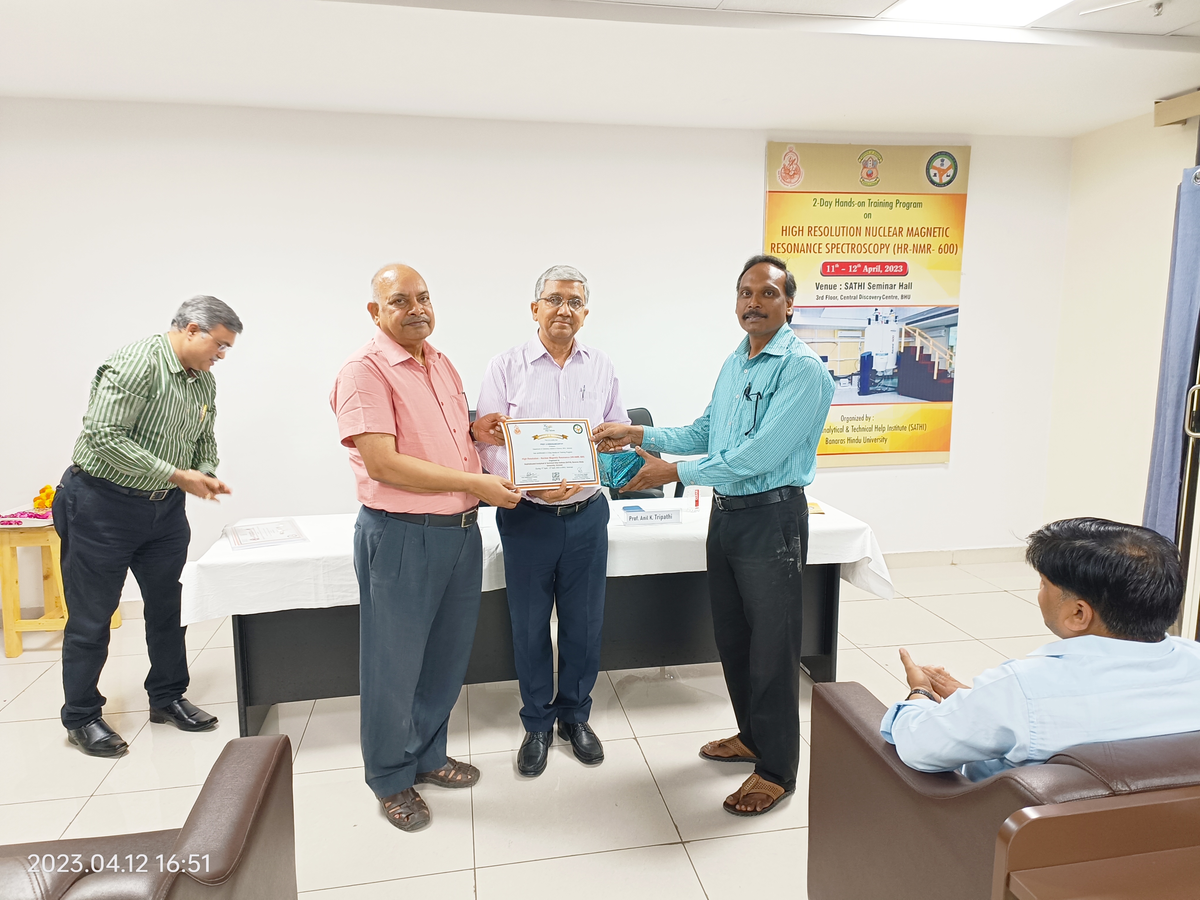 A token memento given to Prof. S. Krishnamoorthy for his contribution as a Resource person by Prof. Anil K. Tripathi, Coordinator, SATHI-BHU & Director, ISc, BHU 
