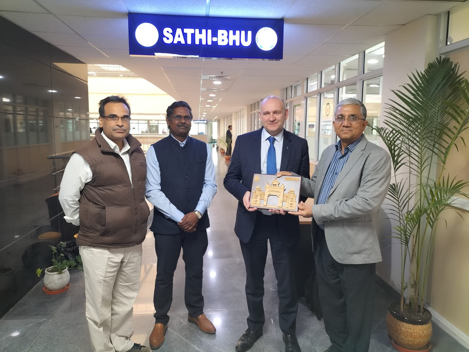 Prof. Jeremy Simpson, Dean, Science, University College Dublin, Ireland visited SATHI-BHU facility at Central Discovery Centre, BHU